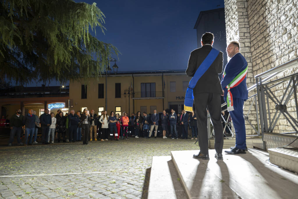 Cittadini e autorità davanti al municipio di Celleno durante l’inaugurazione