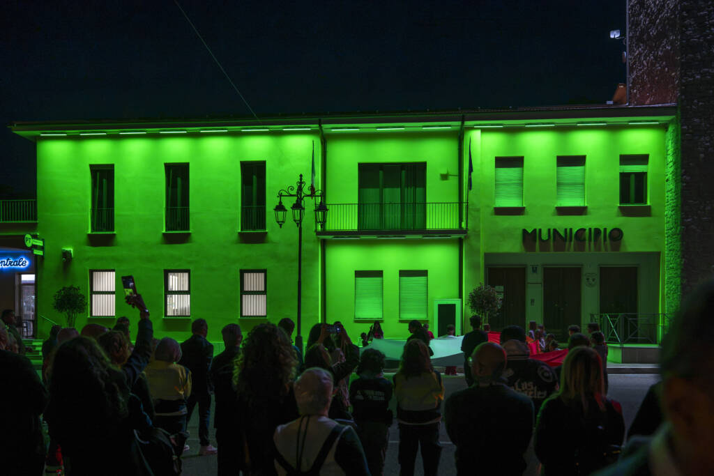 Il municipio di Celleno illuminato di verde durante l’inaugurazione