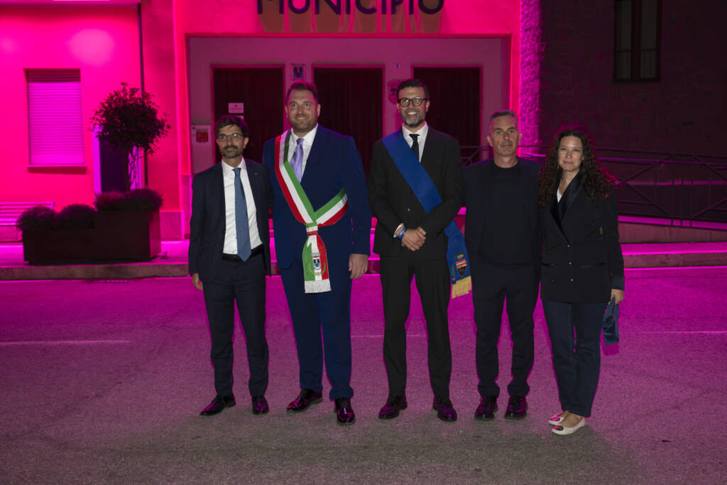 Foto di gruppo davanti al municipio di Celleno illuminato di rosa
