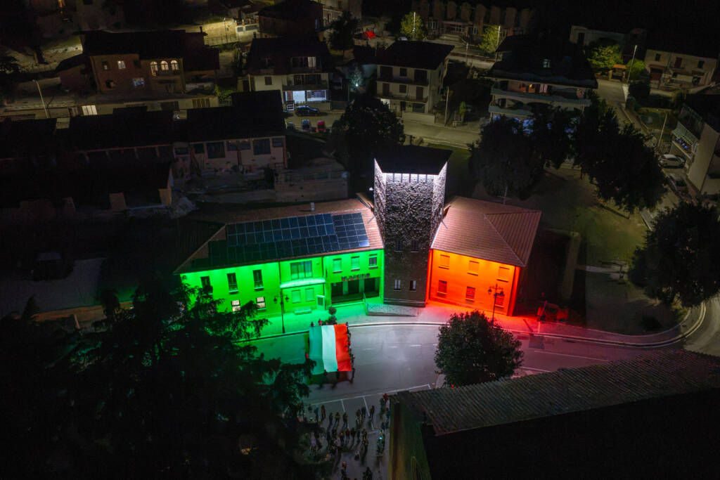 Vista aerea del municipio di Celleno illuminato con il tricolore