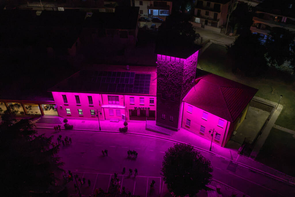 Vista aerea del municipio e della torre di Celleno illuminati di rosa